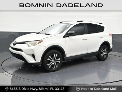 Used 2018 Toyota RAV4 LE FWD image 1