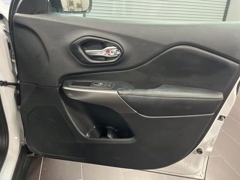 Used 2019 Jeep Cherokee Limited image 13