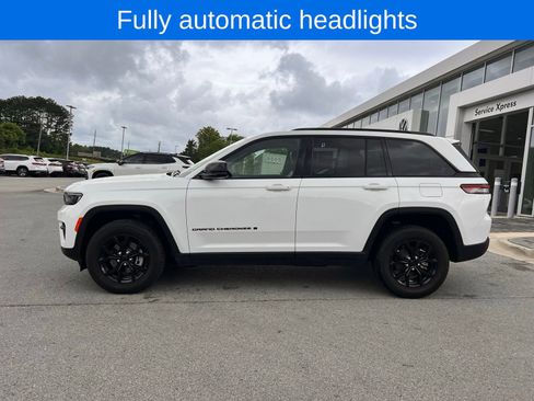 Used 2024 Jeep Grand Cherokee Altitude RWD image 9