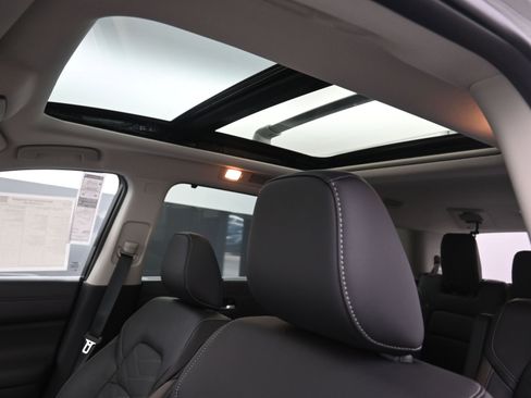 New 2025 Nissan Pathfinder Platinum image 19