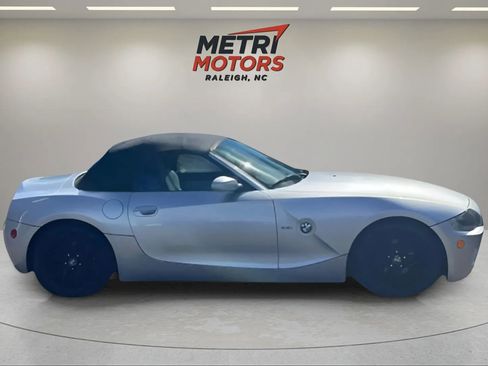 Used 2005 BMW Z4 2.5i image 10