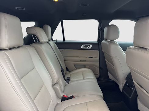 Used 2014 Ford Explorer XLT w/ Equipment Group 202A AWD/4WD image 44
