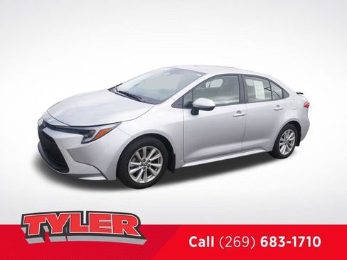 Used 2023 Toyota Corolla LE w/ LE Convenience Package FWD image 3