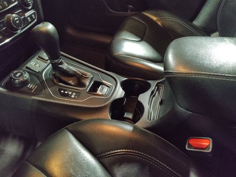 Used 2020 Jeep Cherokee Latitude Plus AWD/4WD image 26