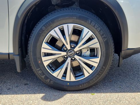Used 2023 Nissan Rogue SV AWD/4WD image 17