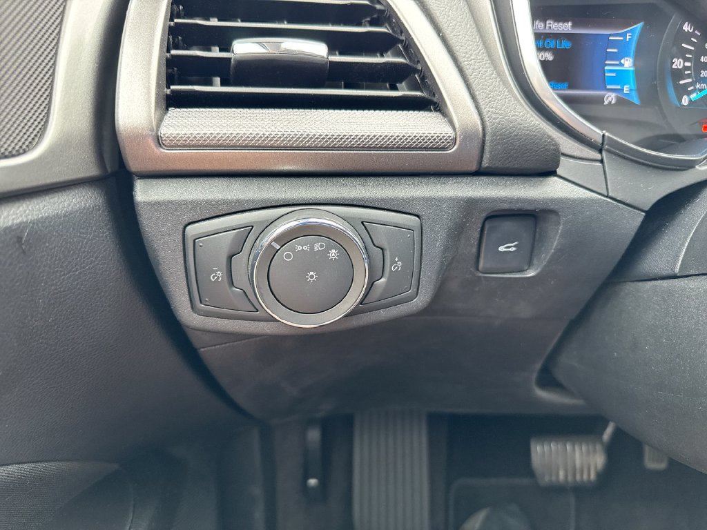 Used 2020 Ford Fusion SE FWD image 18