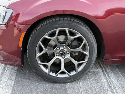 Used 2018 Chrysler 300 Touring w/ Sport Appearance Package image 9