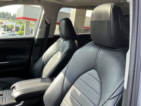 Used 2023 Toyota Highlander XLE AWD/4WD image 18