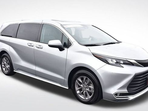 Certified 2024 Toyota Sienna XLE image 6