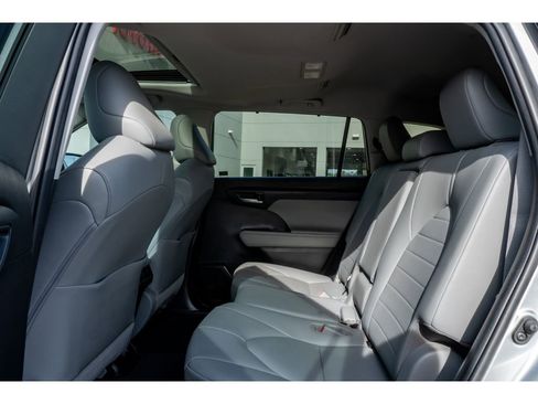 Used 2020 Toyota Highlander XLE FWD image 15