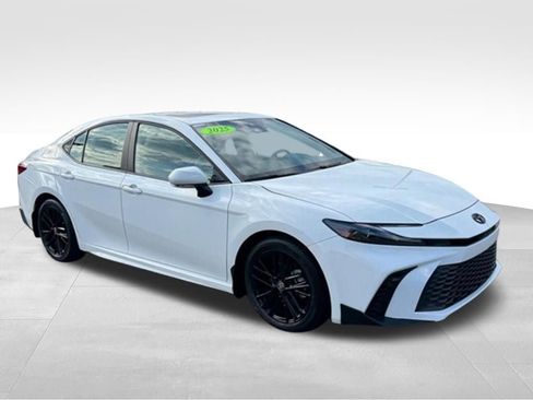 Used 2025 Toyota Camry SE w/ Convenience Package FWD image 10