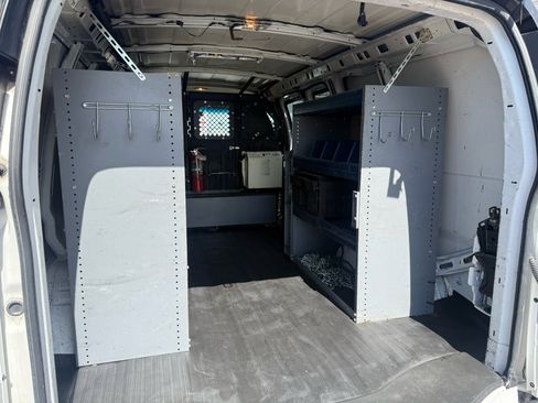 Used 2010 Chevrolet Express 2500 image 21