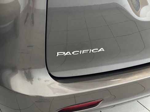 Used 2017 Chrysler Pacifica Touring FWD image 35