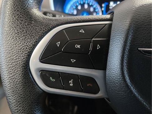 Used 2019 Chrysler Pacifica L FWD image 13