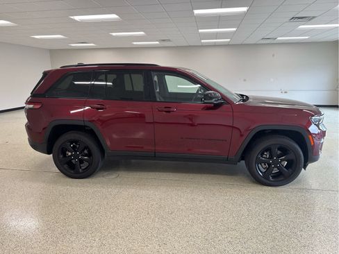 Used 2024 Jeep Grand Cherokee Altitude image 5