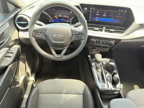 Used 2025 Chevrolet Trax LT FWD image 9