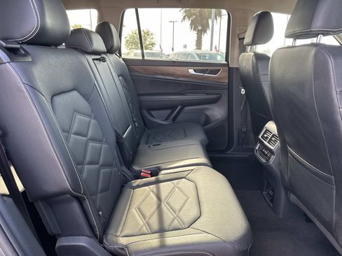 Used 2025 Volkswagen Atlas SE FWD image 10