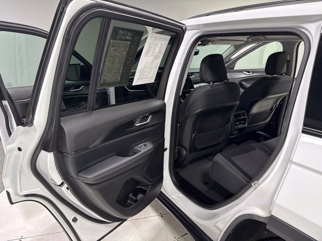 Used 2023 Jeep Grand Cherokee Laredo AWD/4WD image 21