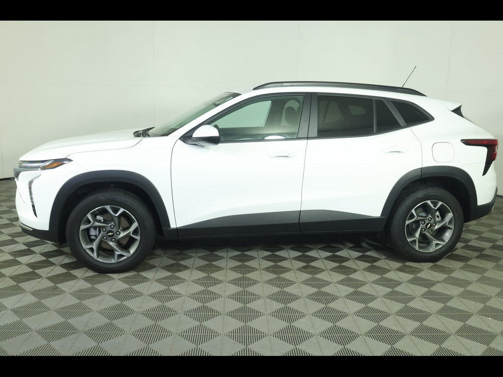 Certified 2025 Chevrolet Trax LT w/ Driver Confidence Package FWD image 6
