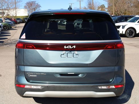 Used 2022 Kia Carnival EX image 4