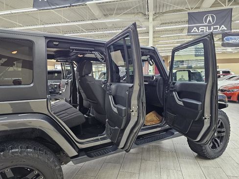 Used 2017 Jeep Wrangler Unlimited Sahara w/ Connectivity Group image 15