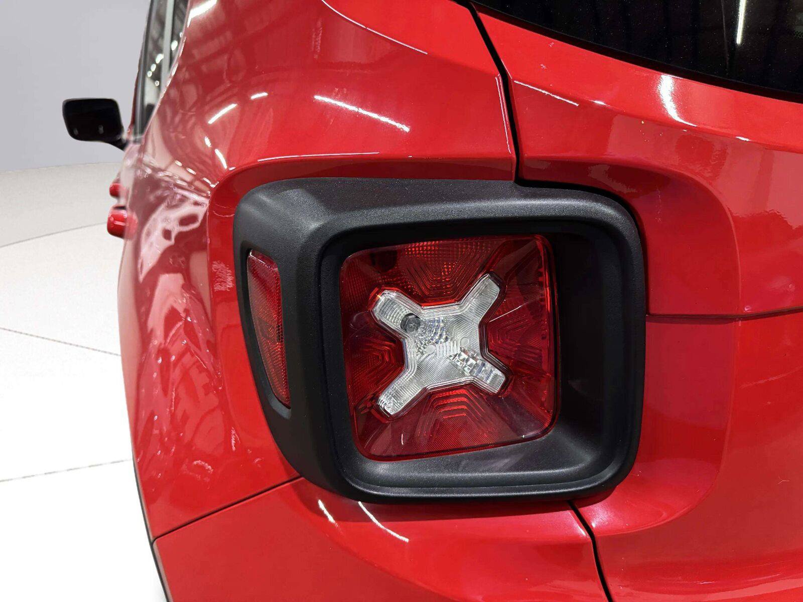 Used 2020 Jeep Renegade Latitude AWD/4WD image 12