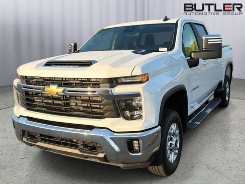 Used 2025 Chevrolet Silverado 2500 LT w/ Convenience Package AWD/4WD image 3