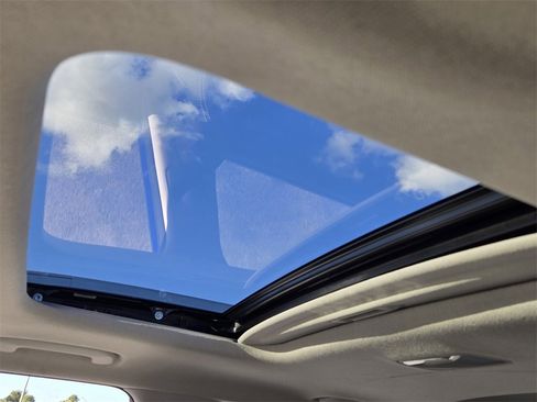 Certified 2025 Hyundai Venue SEL image 18