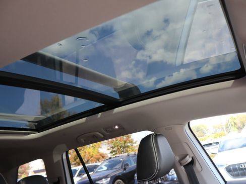 Used 2021 Volkswagen Atlas SE w/ Panoramic Sunroof Package image 16