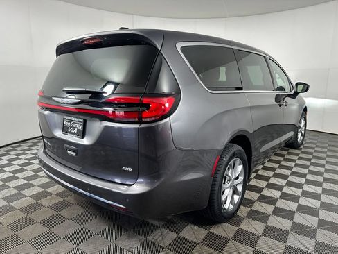 Used 2023 Chrysler Pacifica Touring-L AWD/4WD image 6