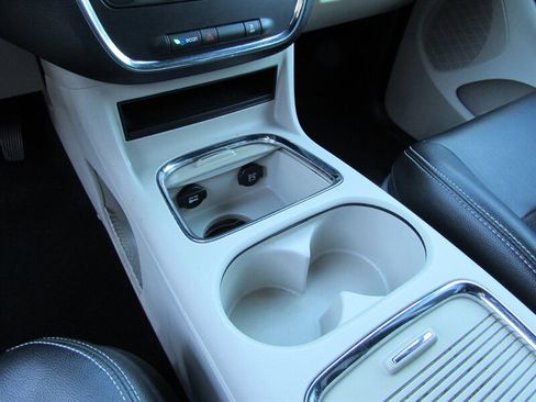 Used 2019 Dodge Grand Caravan SXT image 14