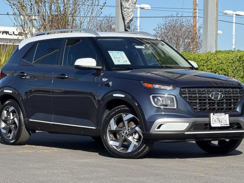 Used 2025 Hyundai Venue Limited image 2