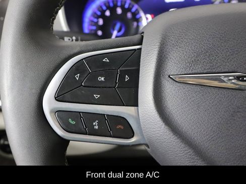 Used 2024 Chrysler Pacifica Touring-L image 8