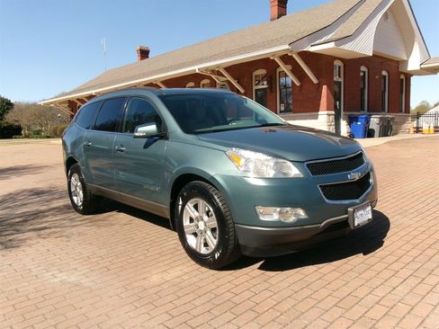 Used 2009 Chevrolet Traverse LT image 3