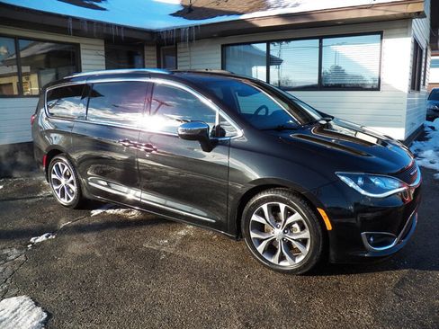 Used 2020 Chrysler Pacifica Limited image 1