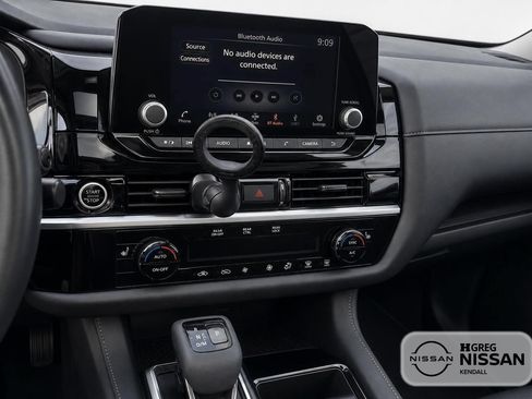 Used 2024 Nissan Pathfinder SV w/ SV Premium Package FWD image 6
