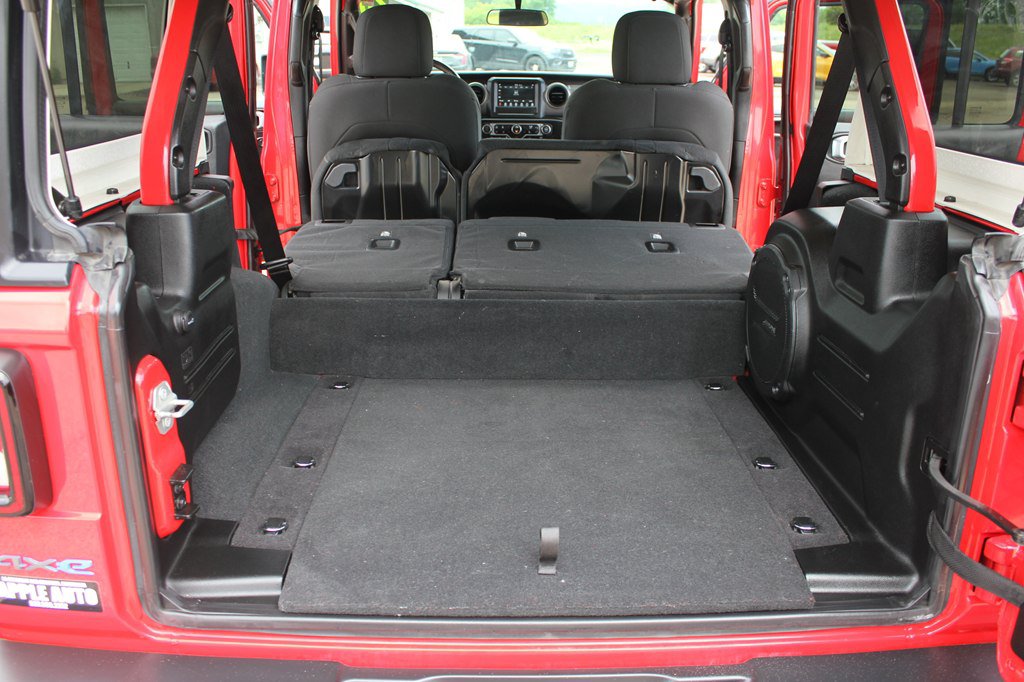 Used 2023 Jeep Wrangler Unlimited w/ Cold Weather Group AWD/4WD image 37