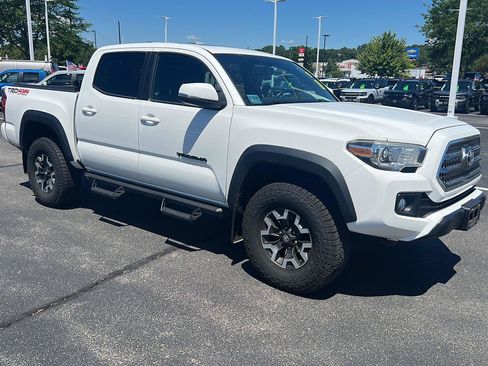 Used 2017 Toyota Tacoma TRD Off-Road AWD/4WD image 2