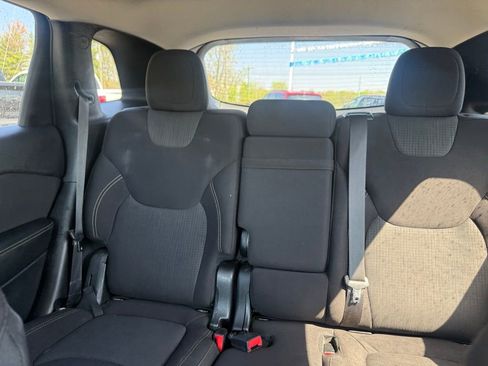 Used 2017 Jeep Cherokee Latitude w/ Cold Weather Group AWD/4WD image 31