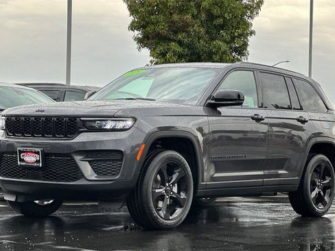 New 2025 Jeep Grand Cherokee Altitude image 8
