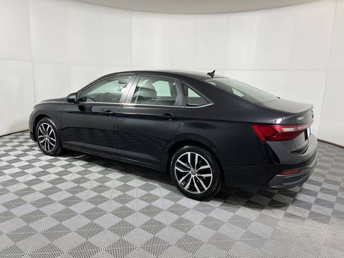 Used 2025 Volkswagen Jetta SE image 2