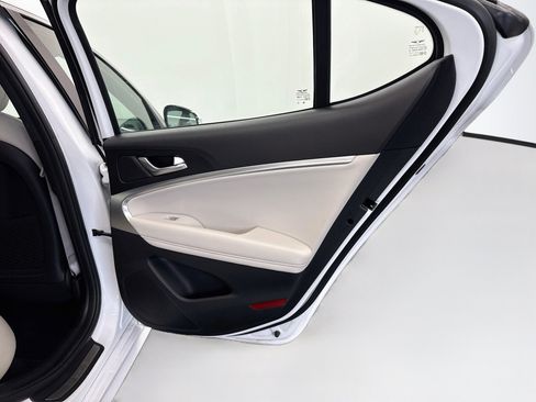 Used 2025 Genesis G70 2.5T RWD image 31