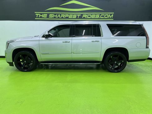 Used 2018 Cadillac Escalade ESV Luxury AWD/4WD image 6