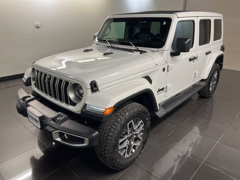 Used 2025 Jeep Wrangler Sahara image 3