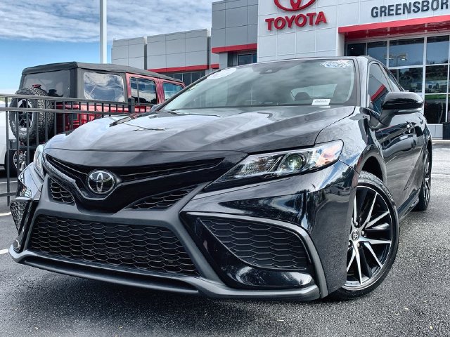 Used 2024 Toyota Camry SE FWD image 1