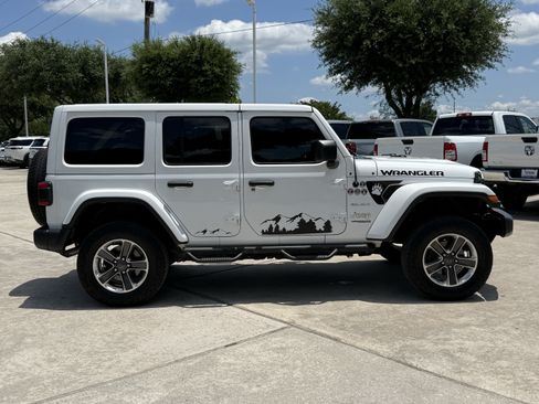 Used 2020 Jeep Wrangler Unlimited Sahara AWD/4WD image 3