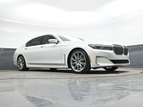Used 2020 BMW 740i w/ Premium Package image 27