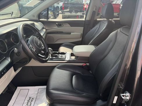 Used 2024 Kia Carnival LX FWD image 9