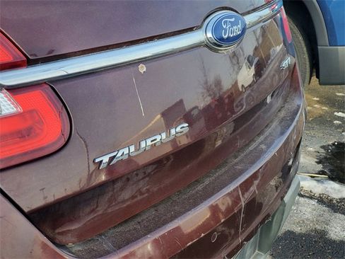 Used 2010 Ford Taurus SEL image 5