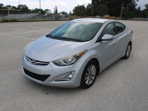 Used 2014 Hyundai Elantra SE w/ Option Group 02 FWD image 1